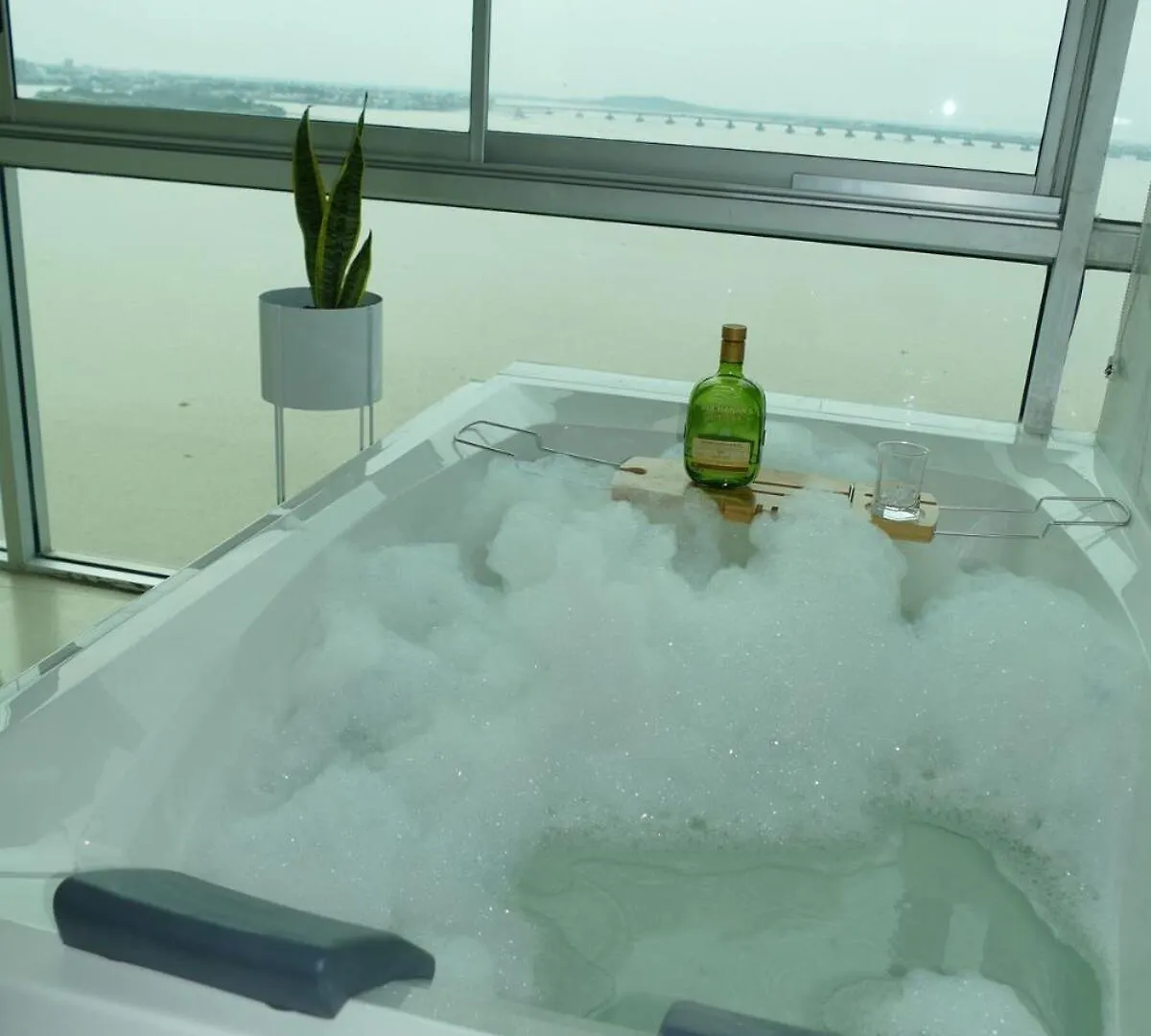 Ecuabook Penthouse Jacuzzi Riverfront 11012 Guayaquil